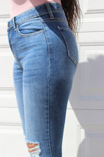 Load image into Gallery viewer, FERRA&#39;S MID-RISE JEANS
